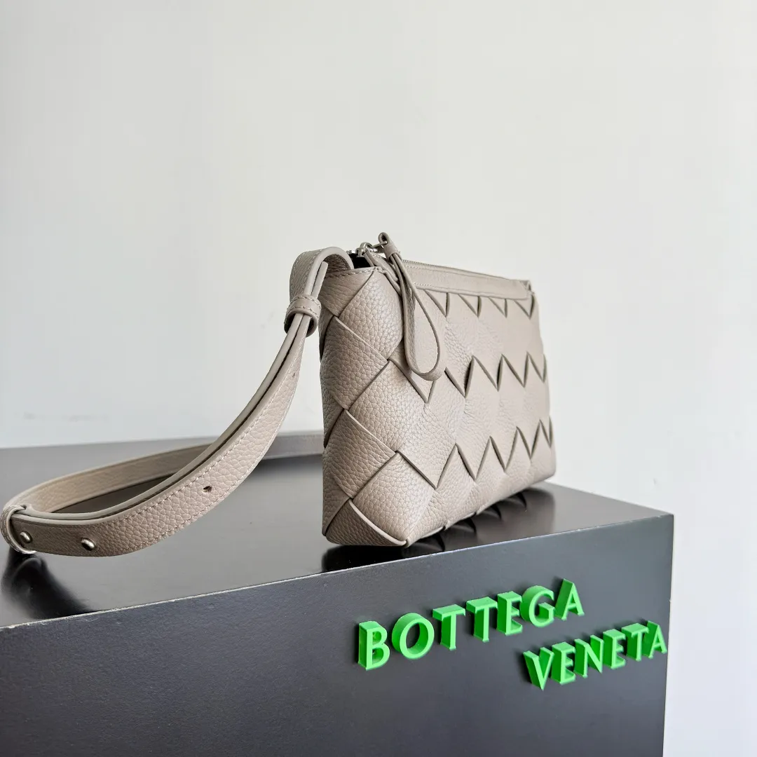 Batch 1720 BOTTEGA VENETA Bottega Veneta's 2025 new product Diago zipper backpack, a new summer bag [circle] This new men's crossbody bag is made of high-quality calfskin, with a natural texture as a whole. The gloss of the bag changes at any time with different lights. This seemingly simple bag is very attentive to details. , it must be carefully handmade to achieve this effect. The calfskin leather is delicate and soft, and it is particularly comfortable to carry close to the body. It also comes with a large zippered compartment and an open lining. When you go shopping and travel, having such a light and soft small bag can free your hands, reduce the burden of travel, and make you happier. Style number: 837112 Size: 25*15*5cm